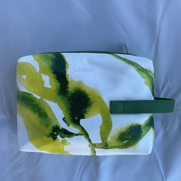 La Mer travel bag with travel size of moisturizing cream .11 fl oz - Picture 4 of 8